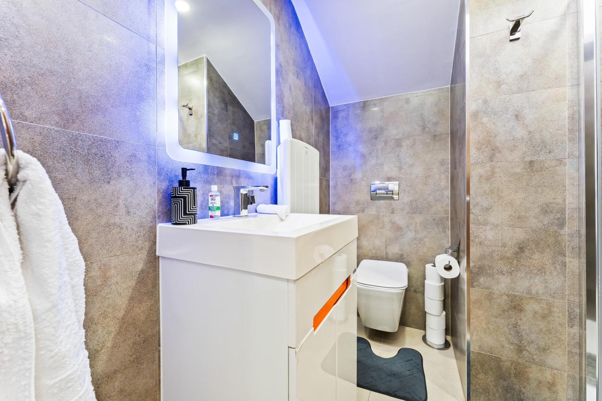 Exquisite 2-Bedroom Penthouse-Sleeps 7-Free Parking With Workstations & High-Speed Wifi เบอร์มิงแฮม ภายนอก รูปภาพ
