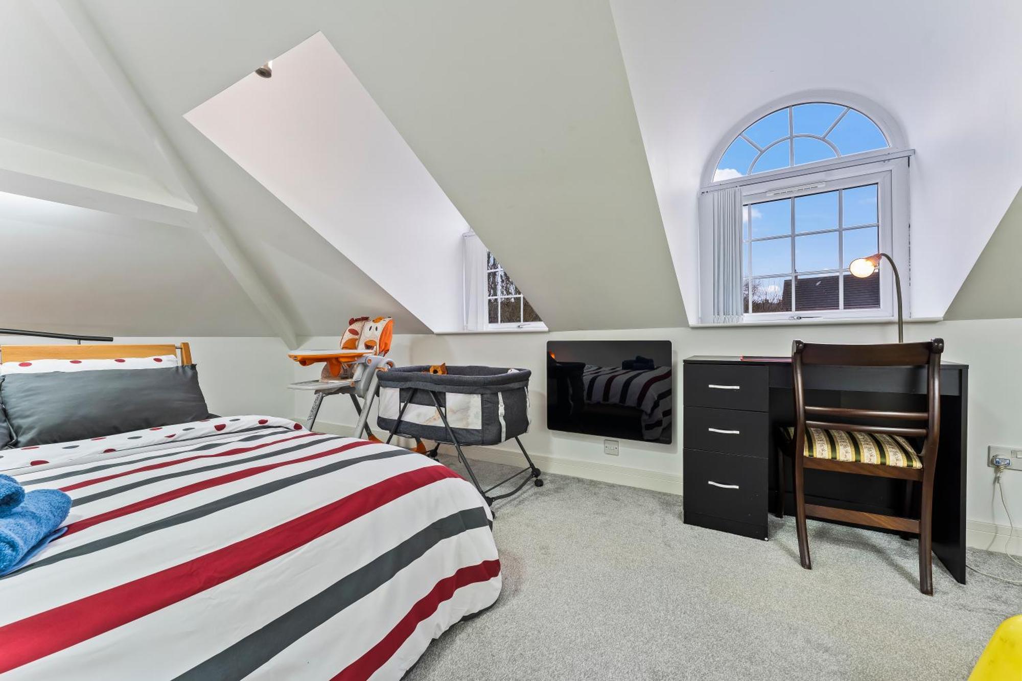 Exquisite 2-Bedroom Penthouse-Sleeps 7-Free Parking With Workstations & High-Speed Wifi เบอร์มิงแฮม ภายนอก รูปภาพ
